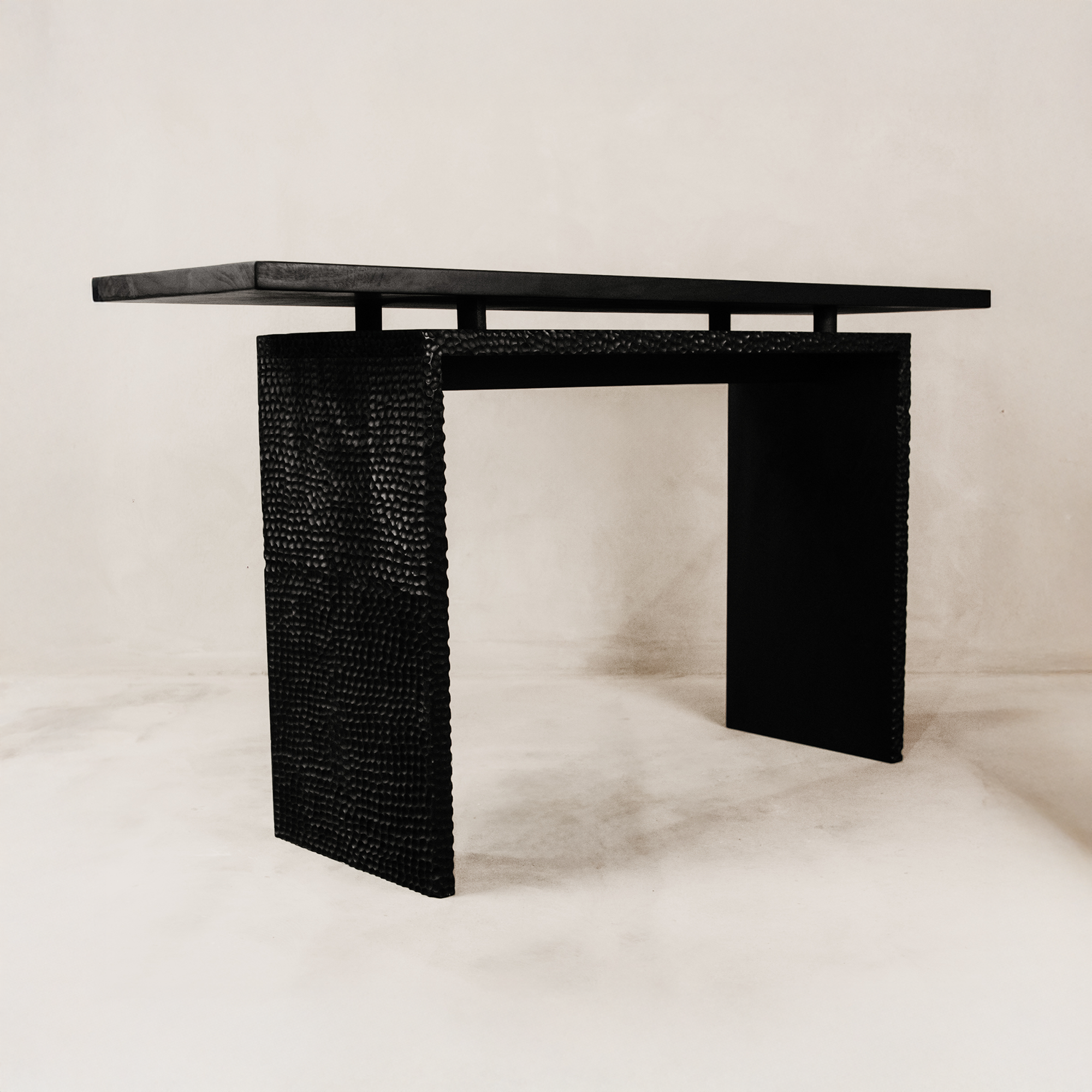 Khonza Chiselled Floating Server – Noha